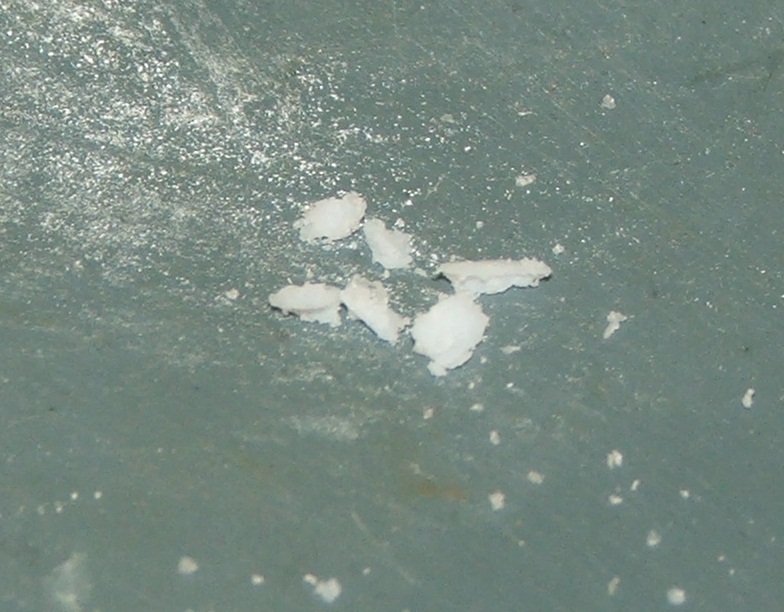 水酸化アルミニウムの白色固体の写真