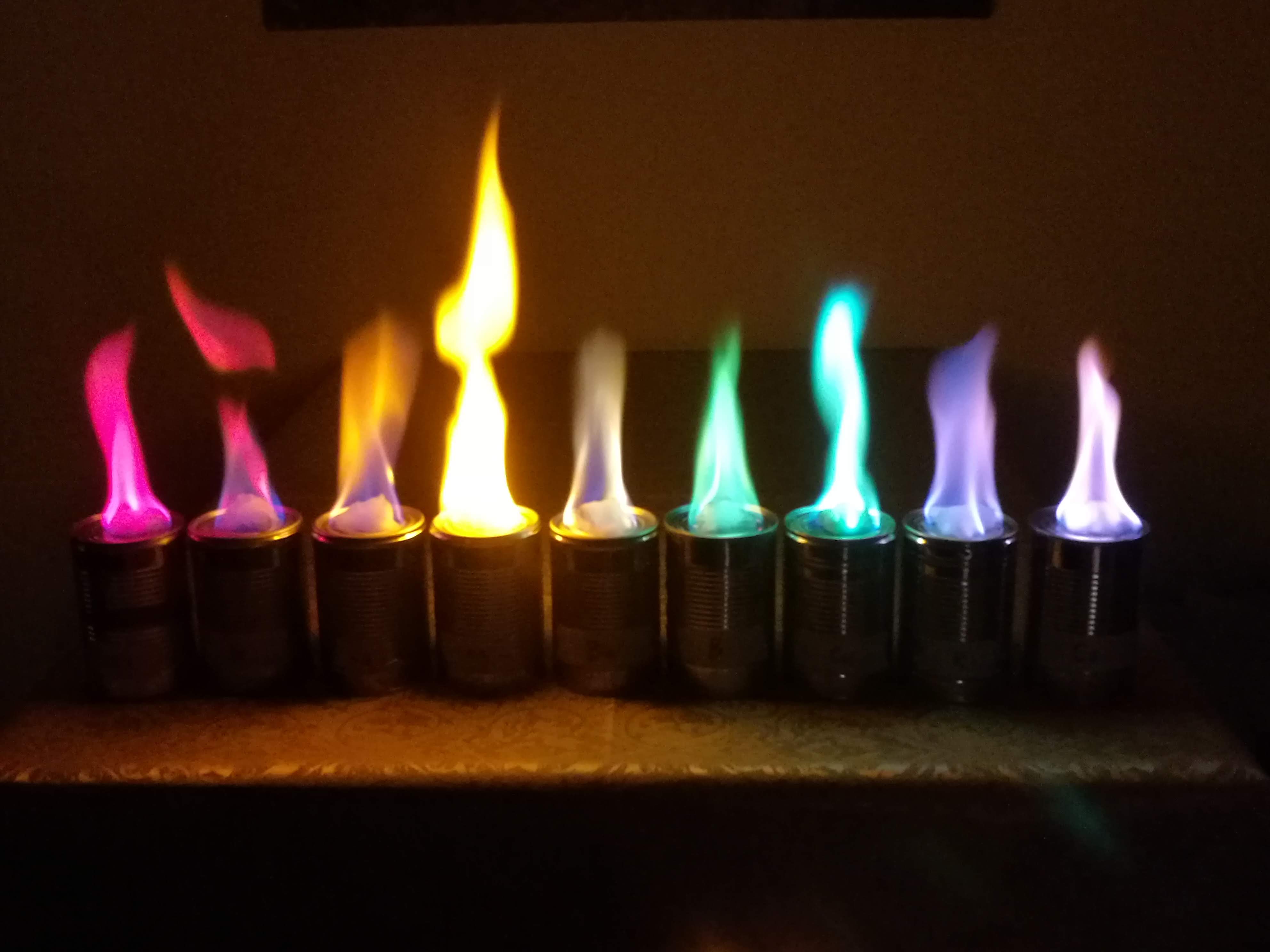 炎色反応によって色の異なる炎が並んでいる写真