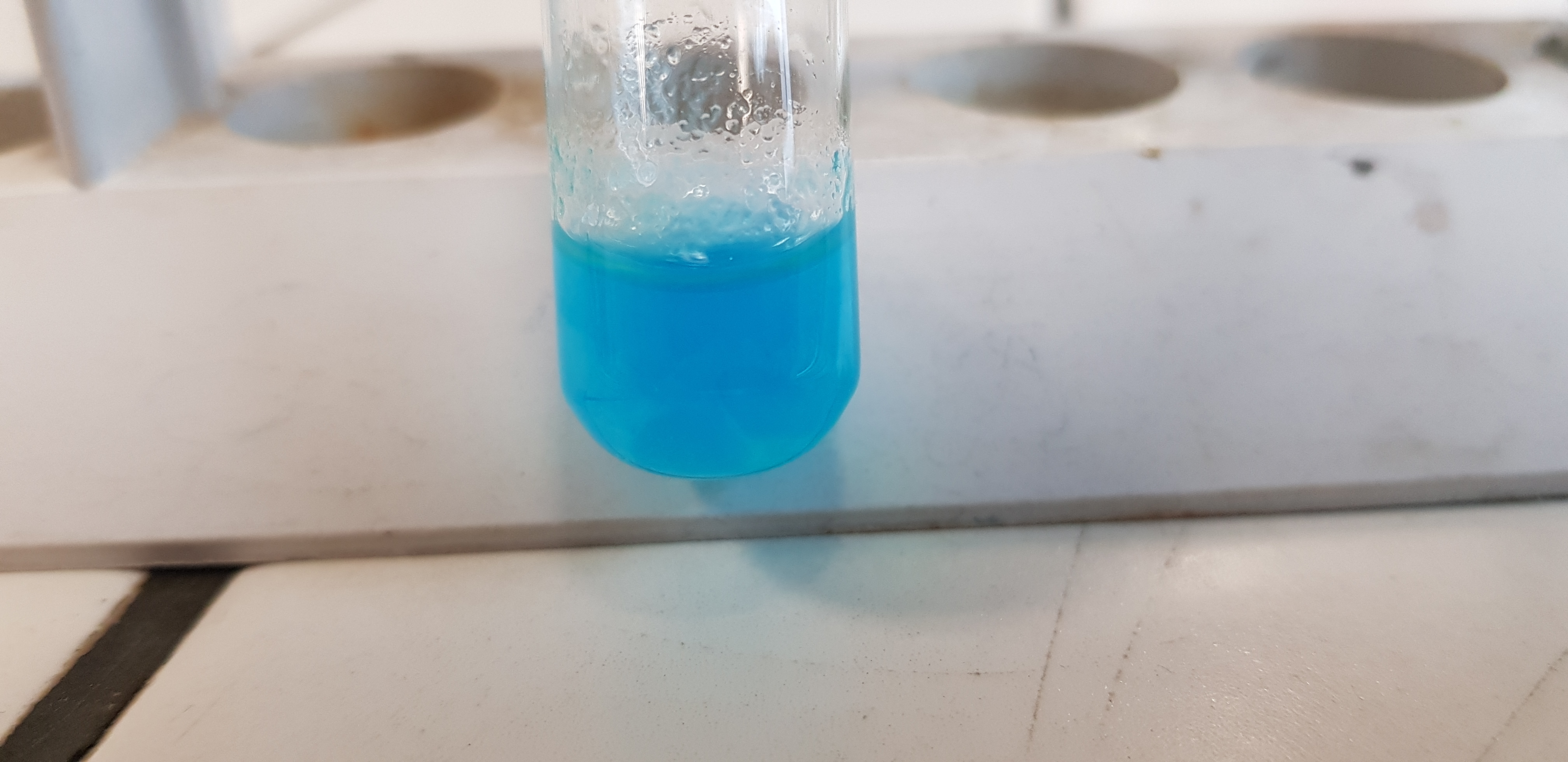水酸化銅(II)の青色沈殿が生じている写真