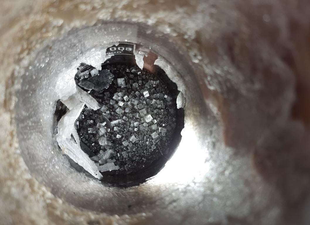 ビーカー内にできた塩化ナトリウム結晶の写真