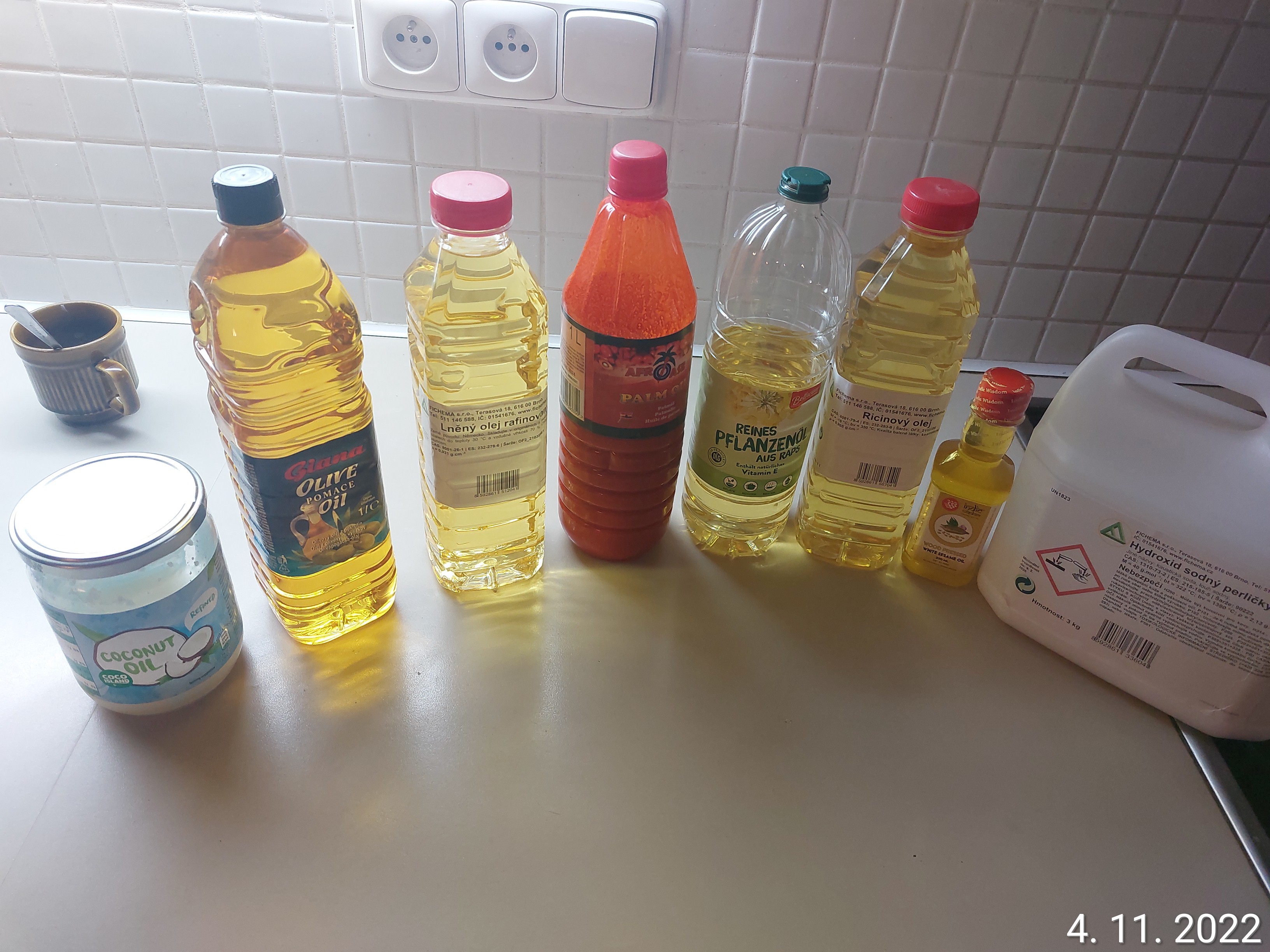 セッケン作りに使う油などの材料の写真